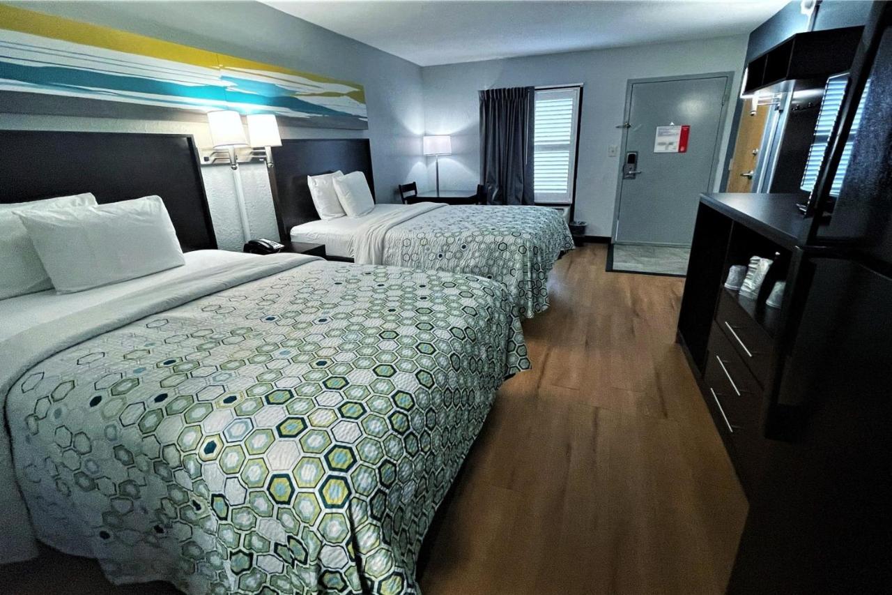 โฮมทาวน์ สตูดิโอ บาย เรด รูฟ ออกัสตา Motel ภายนอก รูปภาพ