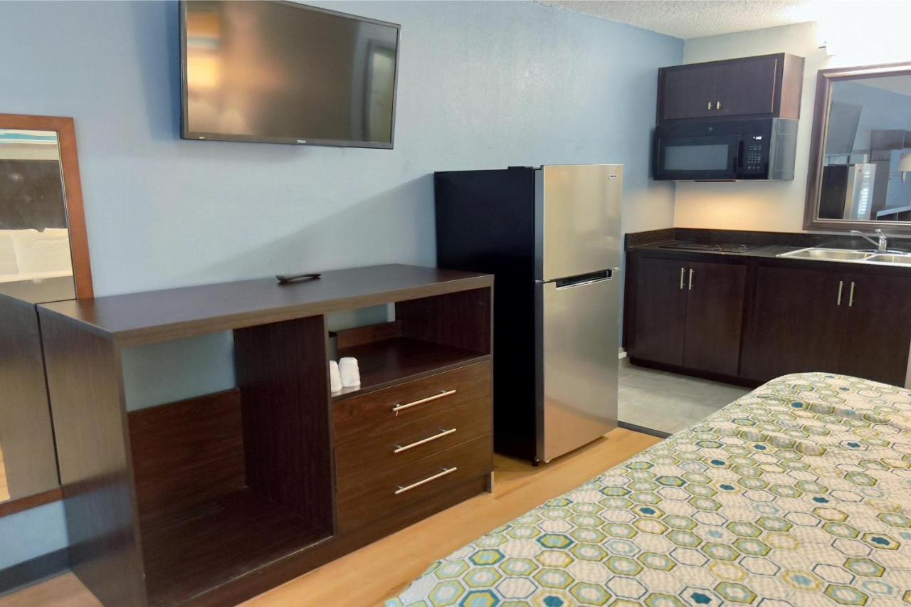โฮมทาวน์ สตูดิโอ บาย เรด รูฟ ออกัสตา Motel ภายนอก รูปภาพ